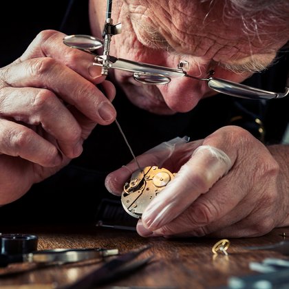 Uhrmacherwerkzeug bei der Reparatur einer mechanischen Uhr